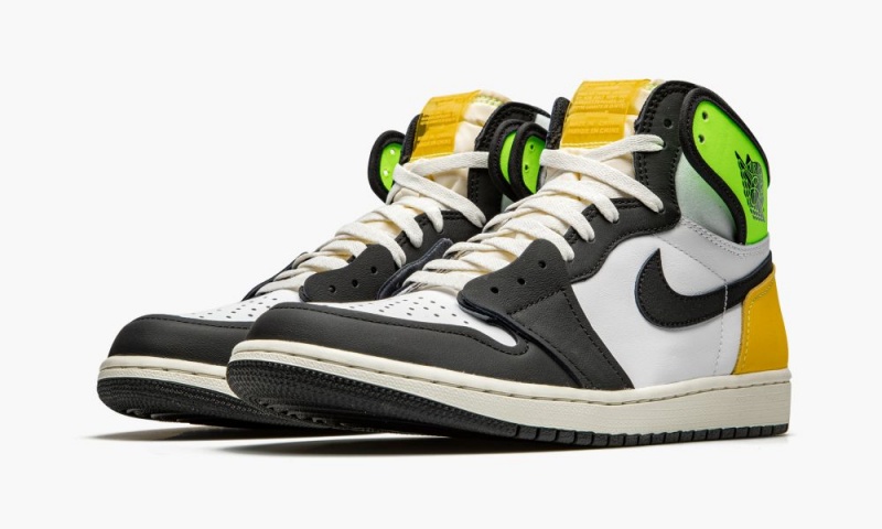 Nike Air Jordan 1 Retro High OG 'Volt Gold' Miesten Kengät Valkoinen Mustat Metal Kultaiset | 745VDWFAL