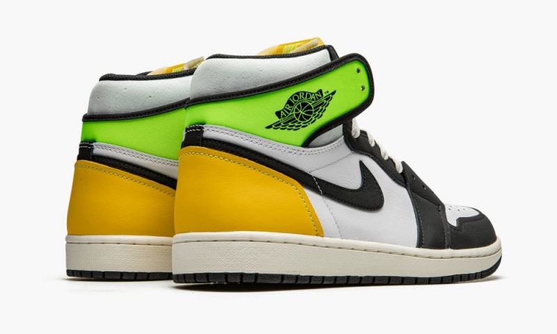 Nike Air Jordan 1 Retro High OG 'Volt Gold' Miesten Kengät Valkoinen Mustat Metal Kultaiset | 745VDWFAL